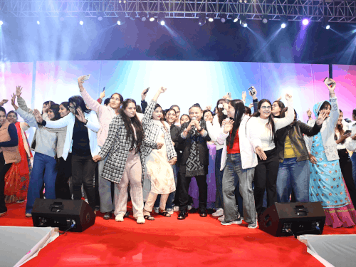 कैलाश खैर ने गानों पर खूब थिरके सवाई माधोपुर वासी:  स्थापना दिवस म्यूजिकल नाइट में कलेक्टर, एसपी और किरोड़ी नाचे – Sawai Madhopur News