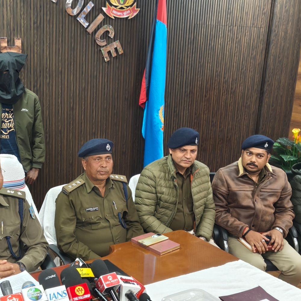 गिरिडीह में एक करोड़ की चोरी की चांदी जब्त:  धनवार से एक तस्कर कार समेत गिरफ्तार, जेवरात को बाजार में खपाने की थी तैयारी – Giridih News