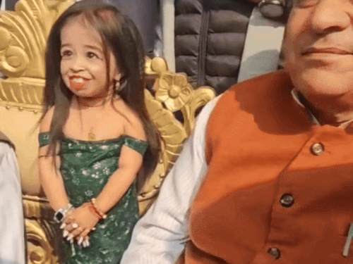 हिसार पहुंची दुनिया की सबसे छोटी महिला ज्योति अमगे:  2 फुट है हाइट, हॉलीवुड फिल्मों में कर चुकी काम, अंतरराष्ट्रीय स्तर पर बनाई पहचान – Hisar News