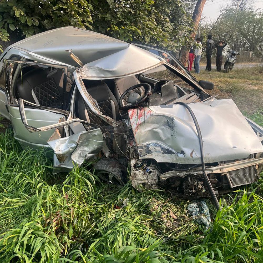 मानसा में पेड़ से टकराई कार, दो की मौत:  मंडेर से लौटते वक्त कलीपुर गांव में हादसा, एक यूपी के शामली का रहने वाला – Mansa News