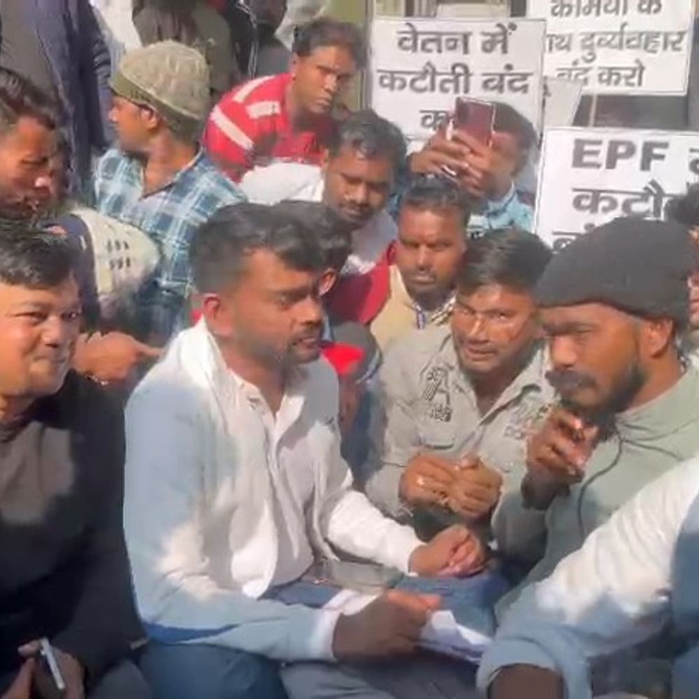 गिरिडीह सदर अस्पताल में आउटसोर्सिंग कर्मियों का धरना:  डुमरी MLA जयराम महतो ने दिया समर्थन, स्वास्थ्य मंत्री इरफान अंसारी से की बात – Giridih News