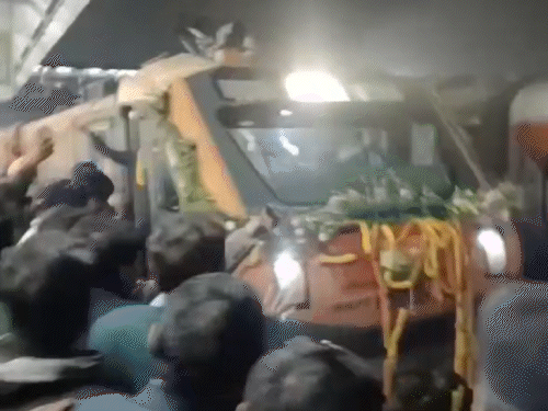 धनबाद पहुंची पहली अमृत भारत एक्सप्रेस:  फूलों की बारिश और उत्साह के साथ किया स्वागत, सांसद-विधायक ने बताया गौरव का पल – Dhanbad News