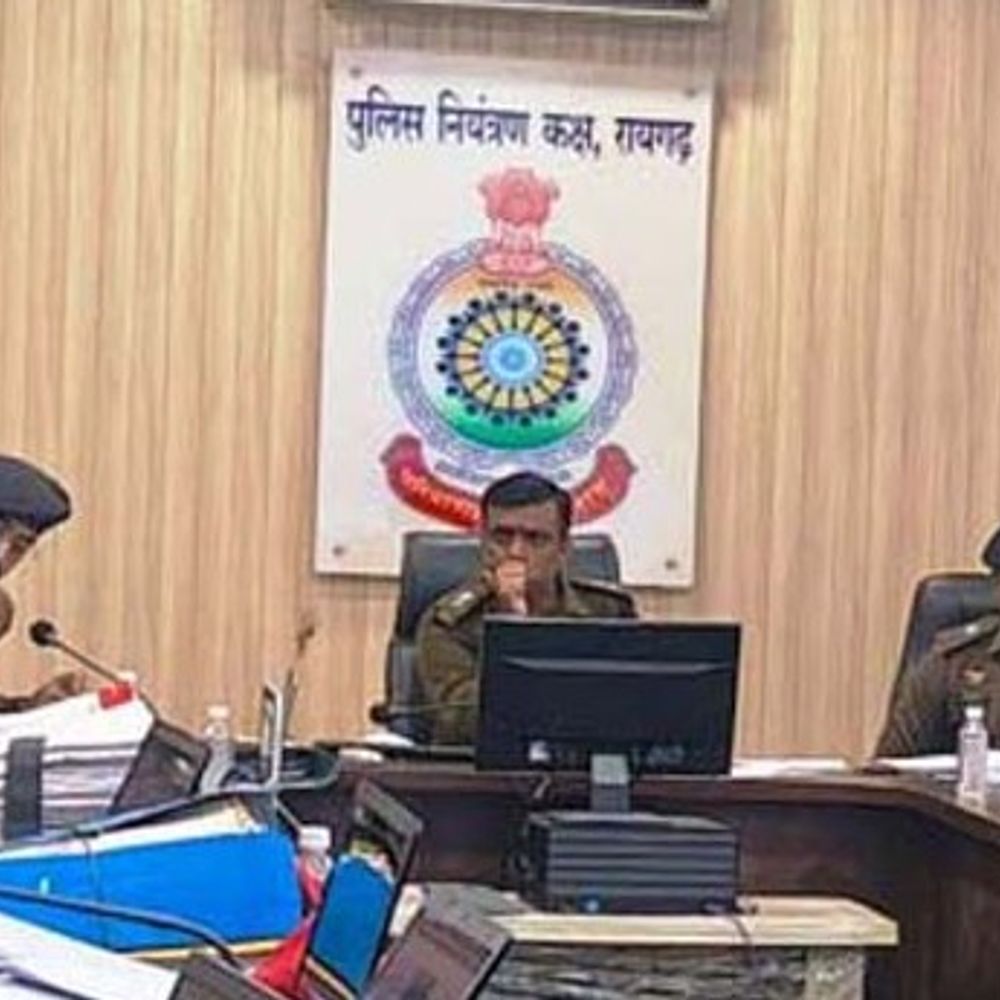 रायगढ़ में SP ने पुलिस अधिकारियों की ली क्राइम मिटिंग:  चाकूबाजी, महिला-संपत्ति अपराध में हुई बढ़ोतरी को लेकर की चर्चा, सड़क हादसों पर कमी लाने दिया जोर – Raigarh News
