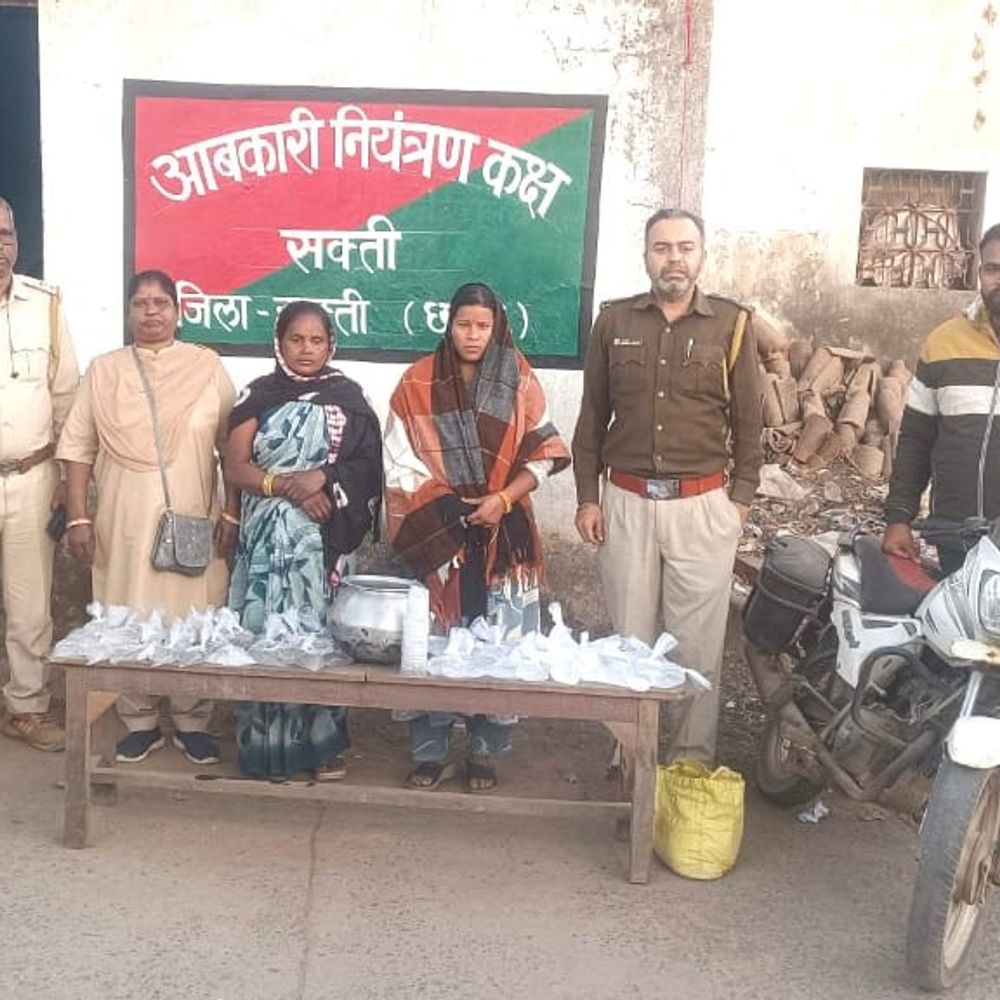 सक्ती में आबकारी विभाग की कार्रवाई:  तीन स्थानों पर छापेमारी, 24 लीटर महुआ शराब जब्त, तीन गिरफ्तार – sakti (janjgir champa) News