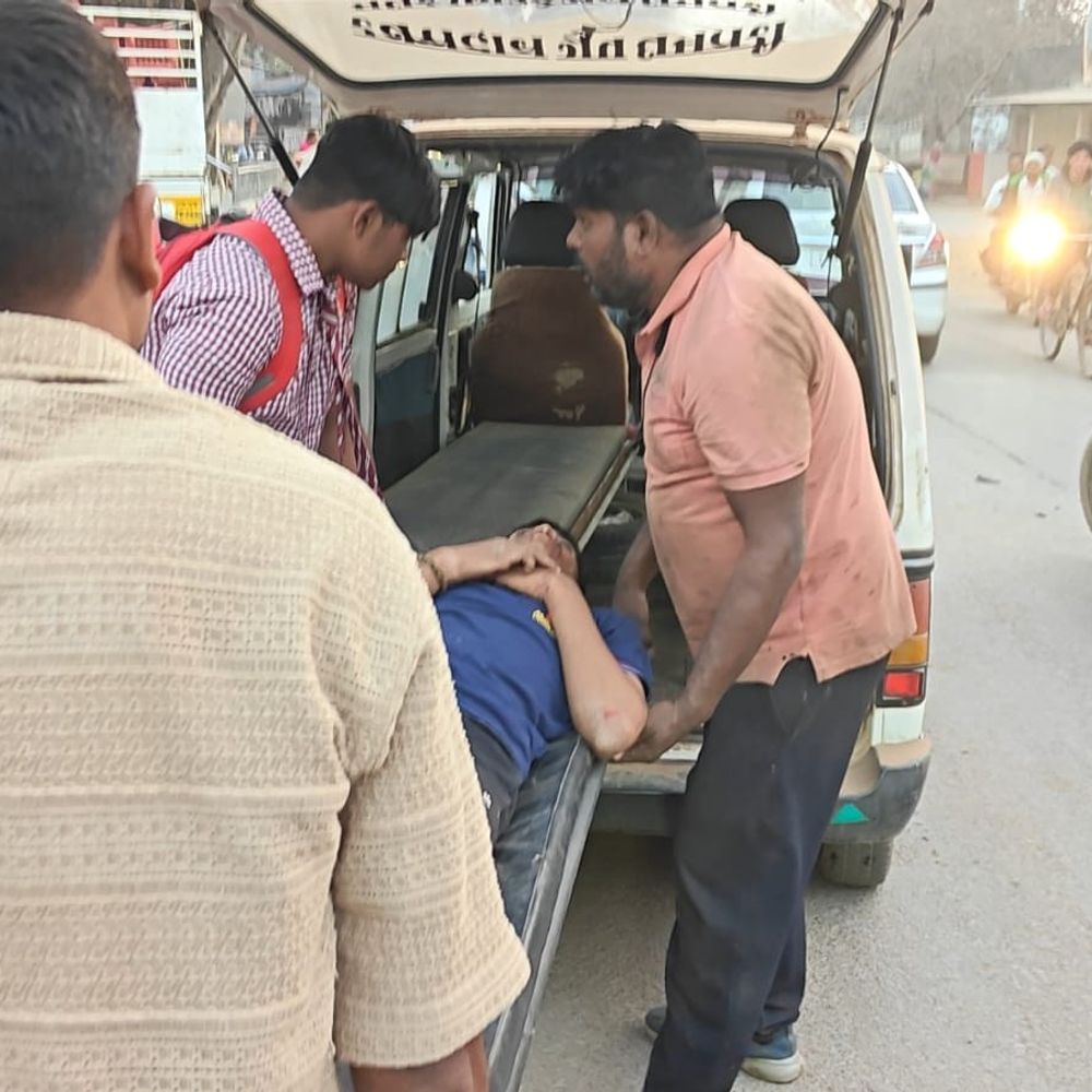 धमतरी में परेड रिहर्सल से लौट रहे 3 छात्र घायल:  पिकअप से टकराई बाइक, सीसीटीवी में कैद हुई घटना, आरोपी फरार – Dhamtari News