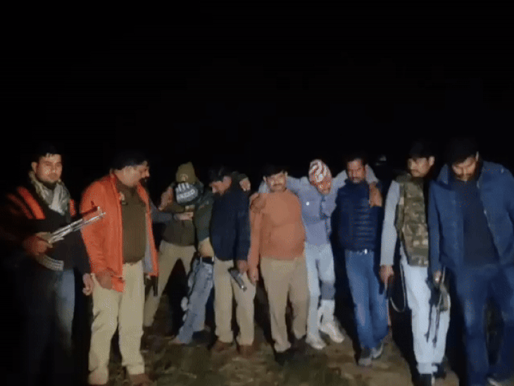 झांसी में लूट के फरार आरोपियों का एनकाउंटर:  गुटखा कारोबारी के मुनीम से ड्राइवर और उसके साथियों ने लूटे थे सात लाख रुपए – Jhansi News