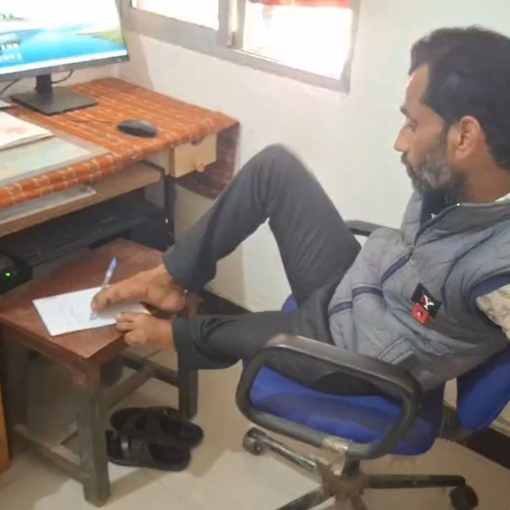 मऊगंज के संतकुमार बिना हाथों के सरकारी नौकरी करते:  रोज 10 किमी सफर कर कृषि विभाग पहुंचते, पैरों से करते हैं टाइपिंग – Mauganj News