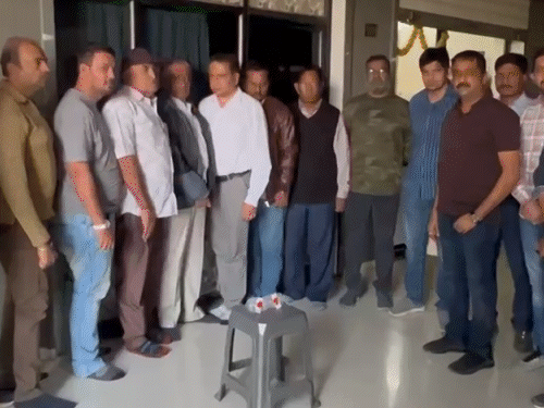 सूरत में 6.5 ML कोबरा जहर के साथ 7 अरेस्ट:9.10 करोड़ रुपए में हुई थी डील, स्पेशल ऑपरेशन ग्रुप ने पकड़ा