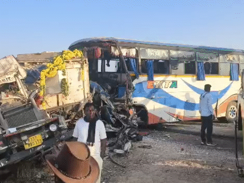 जोधपुर में बस-ट्रेलर में भीषण भिड़ंत, 4 की मौत:21 घायल, बाइक सवार टीचर का पंजा कटकर अलग; रामदेवरा से गुजरात लौट रहे थे