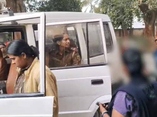 ‘तुम हसीन हो, छू लिया तो क्या हो गया’:  प्रोजेक्ट डायरेक्टर पर महिला स्टाफ ने लगाया छेड़खानी का आरोप; महिला थाने में शिकायत – Bhagalpur News