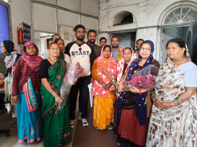 भोपाल में जनसुनवाई में महिलाएं गुलदस्ते लेकर पहुंची:  बस्ती से शराब दुकान हटाने की मांग; किश्त भरने के बाद भी दिव्यांग दंपत्ति बेघर – datia News