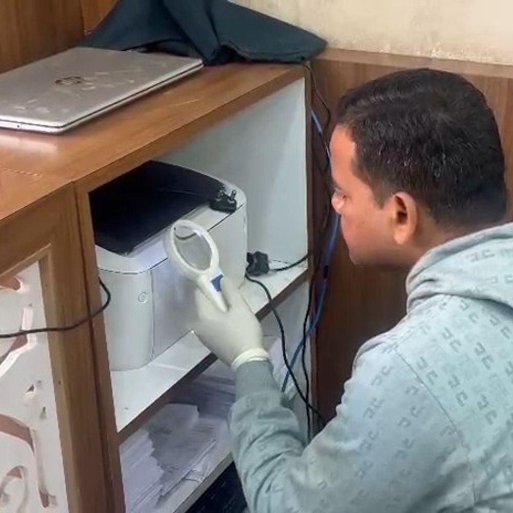 गिरिडीह में तीन कपड़ा दुकानों में लाखों की संपत्ति चोरी:  छत के रास्ते घुसे चोर, नगदी और कीमती सामान ले गए; रात्रि गश्ती बढ़ाने की मांग – Giridih News