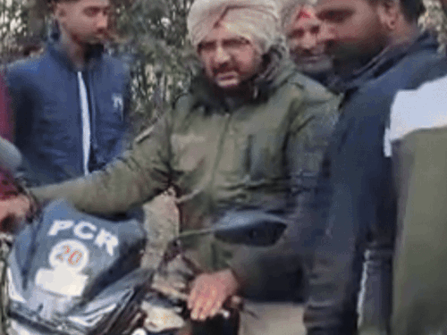 लुधियाना में लूट की कोशिश नाकाम, दो गिरफ्तार:  मोबाइल छीन कर भागते समय फिसली बाइक, भीड़ ने पकड़ा – Ludhiana News