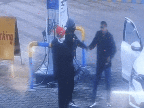 मोहाली में पिस्टल दिखाकर कार लूटने की कोशिश:  पेट्रोल पंप कर्मचारियों की सतर्कता से टली वारदात, आरोपी कैमरे में कैद – Mohali News