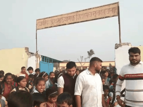 धौलपुर में स्कूली बच्चों का फूटा आक्रोश:  रास्ते में जलभराव और कीचड़ की समस्या के समाधान की मांग, ग्रामीणों के साथ किया प्रदर्शन – Dholpur News