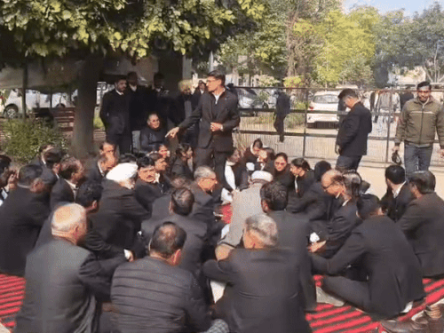 फतेहाबाद में वकील आज भी रखेंगे वर्क सस्पेंड:  डीएसपी के रीडर से विवाद नहीं निपटा; पार्किंग में कार खड़ी करने पर बढ़ी तकरार – Fatehabad (Haryana) News