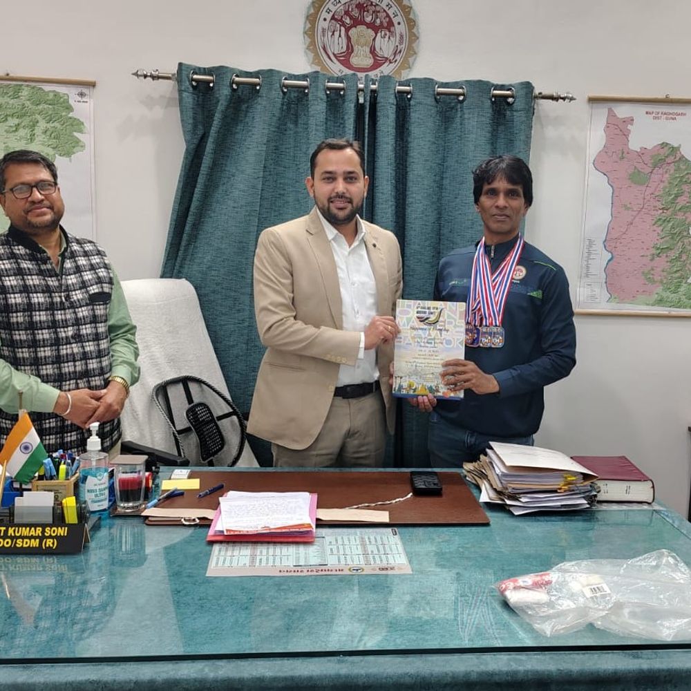 इंटरनेशनल मास्टर्स चैंपियनशिप में गुना के टीचर को मेडल:  लॉन्ग जंप, रिले रेस में जीते सिल्वर मेडल; थाईलैंड में आयोजित की गई थी प्रतियोगिता – Guna News