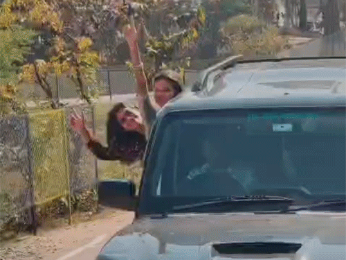 चलती 3 स्कॉर्पियो में गर्ल्स-बॉयज का स्टंट VIDEO:विंडो से लटककर रील्स बनाई, सेल्फी ली, लड़कियों ने भी पोज दिए, फेयरवेल पार्टी में पहुंचे थे