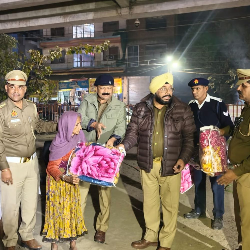 कानपुर देहात पुलिस बनी ठंड में बेसहारों की ताकत:  अधिकारियों ने कंबल बांटे, कमजोर वर्गों को हर मदद का भरोसा – Kanpur Dehat News