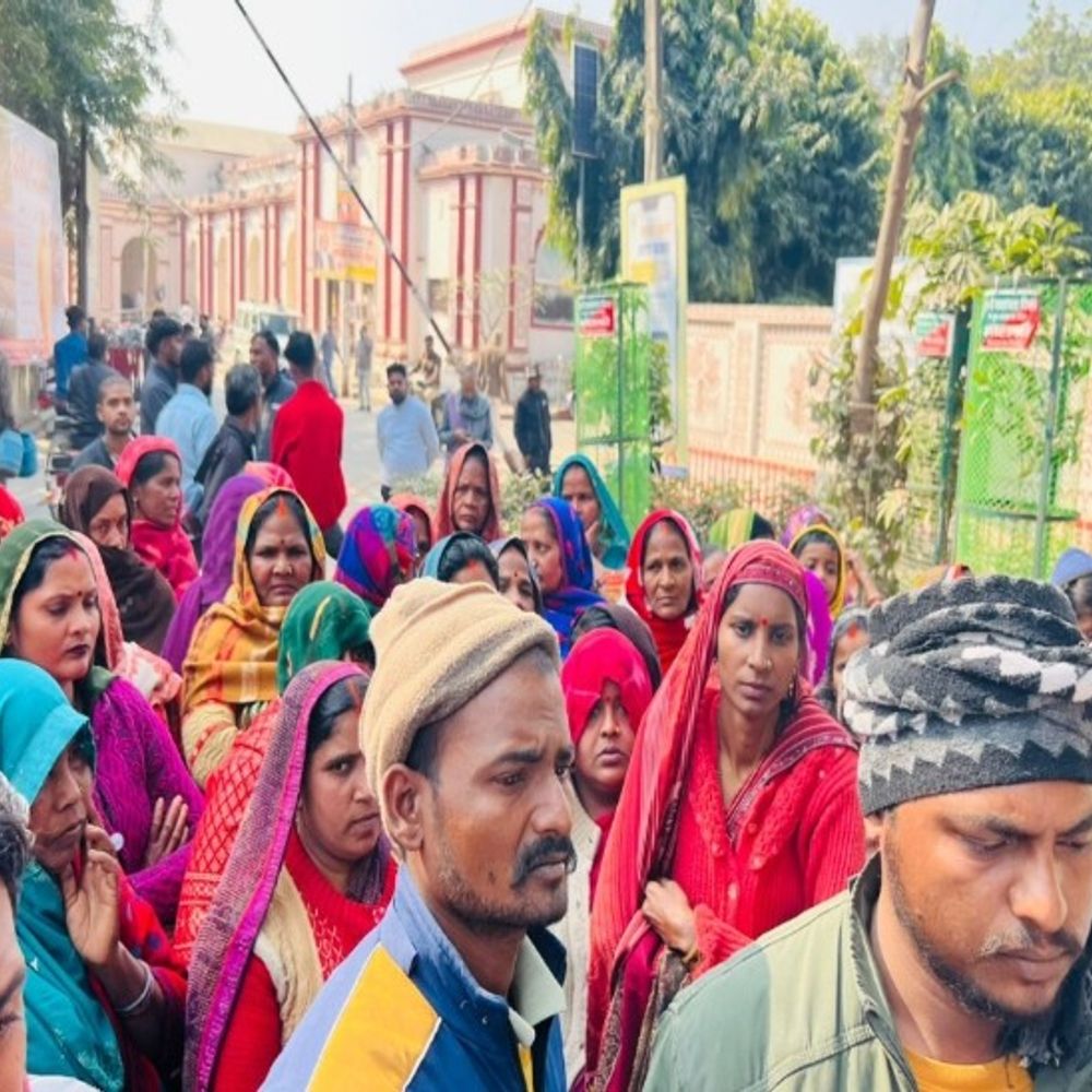 सुल्तानपुर में भूमि विवाद पर ग्रामीणों का प्रदर्शन:  DM को दिया मांग पत्र, राजस्व अधिकारियों पर मिलीभगत का आरोप, पूर्व में हुई थी आगजनी – Sultanpur News