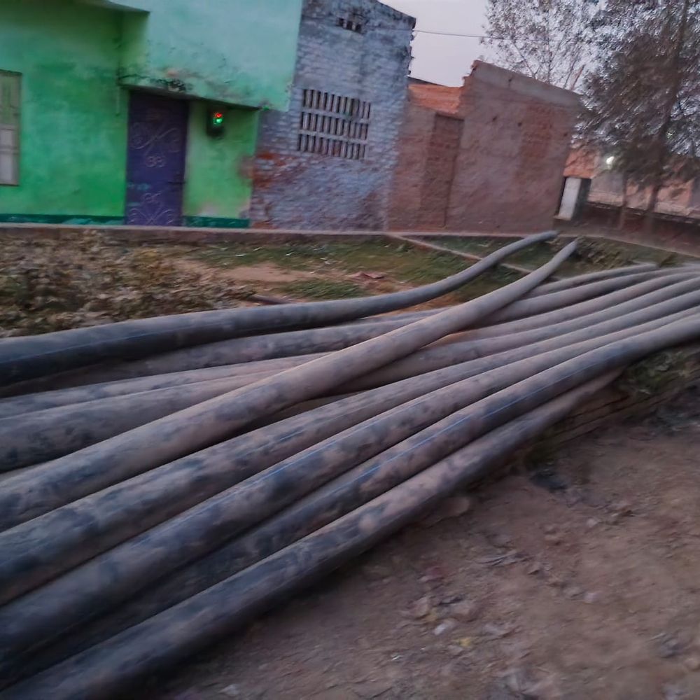 चंदौली के दुल्हीपुर गांव में एक साल से जल संकट:पाइपलाइन न बिछने से ग्रामीण परेशान, अफसर पर लापरवाही का आरोप