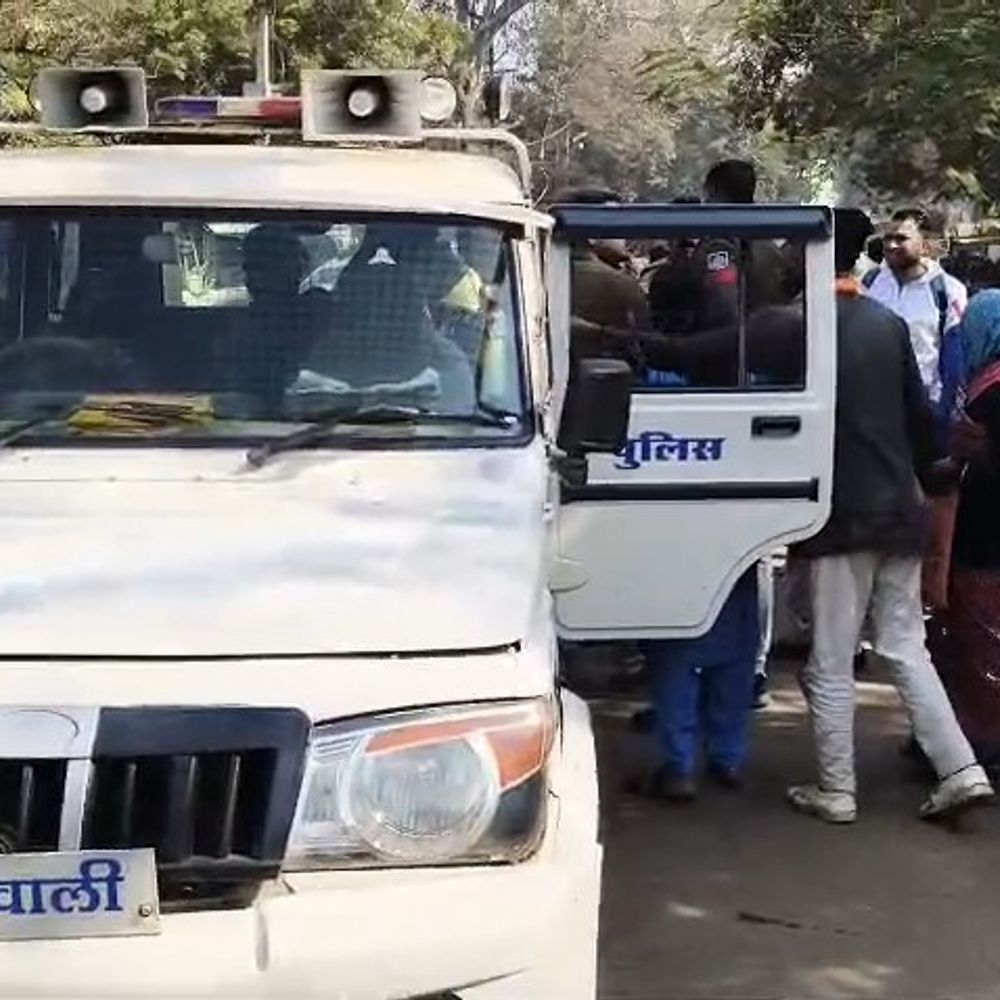 रिटायर्ड फौजी से झूमाझटकी, शादी करके धोखा देने का आरोप:  शिवपुरी में बोली- पति को छोड़कर साथ आई थी; न्यायालय के बाहर हंगामा – Shivpuri News