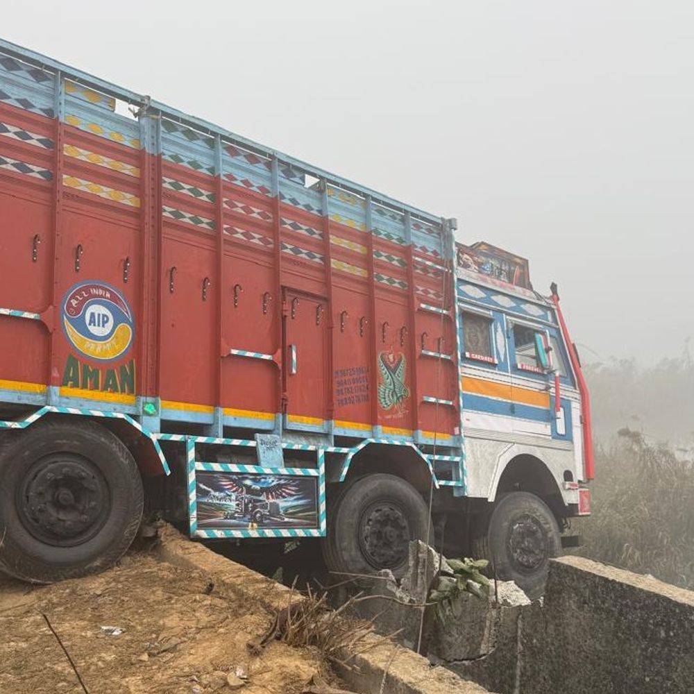 युवराज हादसे वाली जगह 15 दिन पहले:ट्रक दुर्घटना में टूटी थी दीवार, प्राधिकरण ने नहीं की मरम्मत