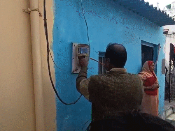 जबलपुर में स्मार्ट मीटर लगाने पर विवाद:  कांग्रेस कार्यकर्ताओं और बिजली कंपनी के कर्मचारियों में नोकझोंक, मीटर लगाना रोका – Jabalpur News