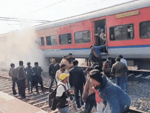 इंटरसिटी एक्सप्रेस से अचानक धुआं निकलने लगा:जींद में रोकी गई ट्रेन, यात्रियों से भरा कोच खाली कराया, जांच के बाद दिल्ली रवाना