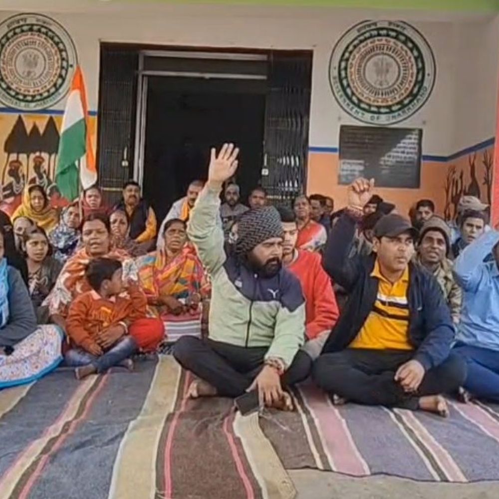 पेयजल जुर्माने पर चिरकुंडा नगर परिषद का घेराव:  अनिश्चितकालीन धरना जारी, कमियों को कार्यालय में प्रवेश नहीं करने दिया – Dhanbad News