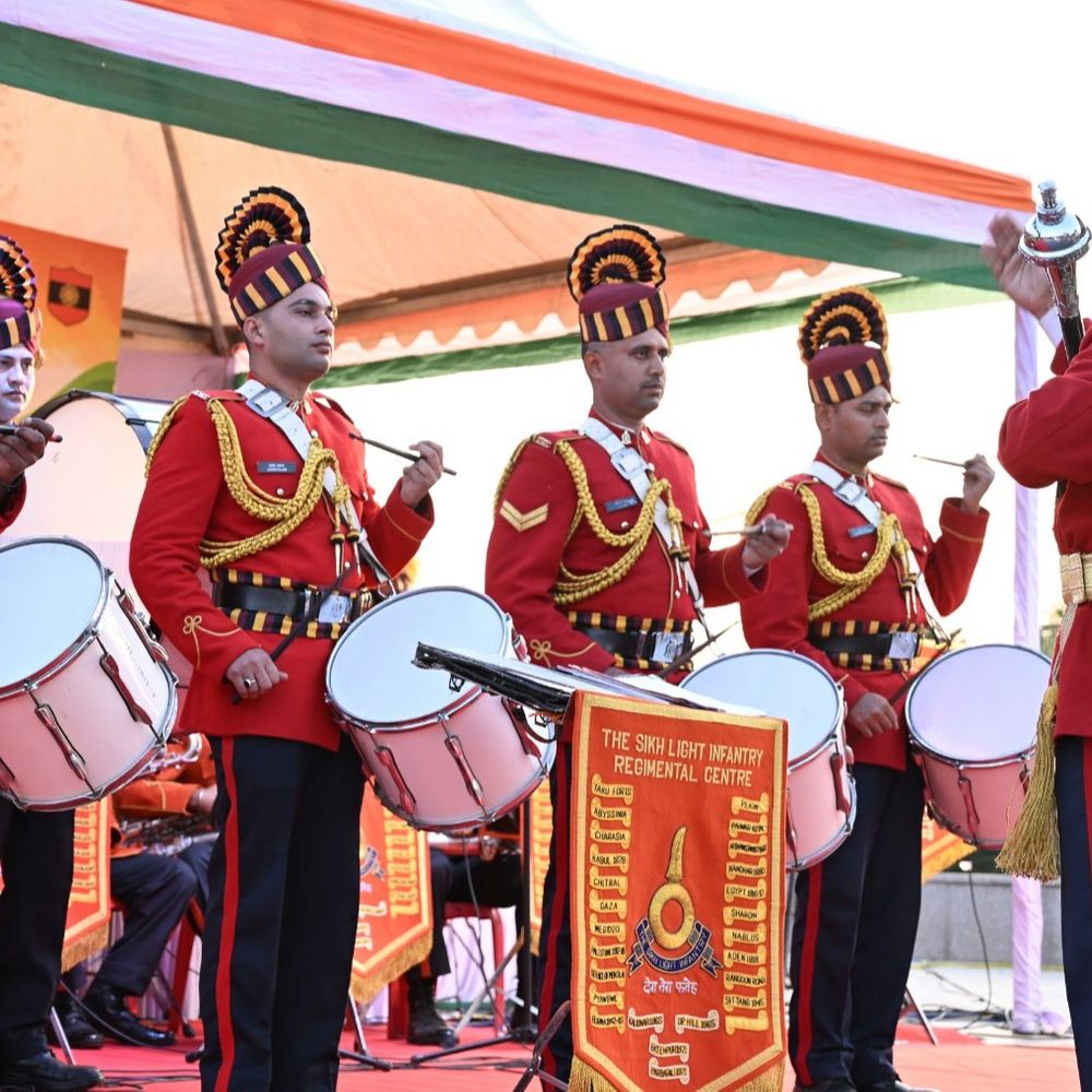 लखनऊ में सेना के जवानों की बैंड परफॉर्मेंस:  वंदे मातरम् के 150 वर्ष पूरे होने का मनाया गया जश्न, देश भक्ति गीतों पर झूमे लोग – Lucknow News