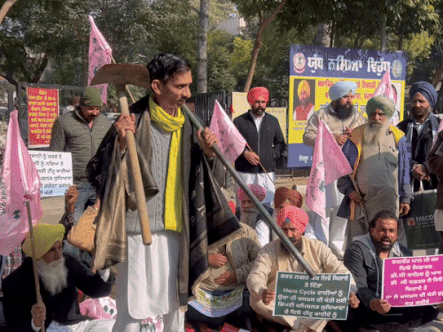 लुधियाना DC ऑफिस के बाहर टीटू बनिया का अनोखा प्रदर्शन:  बोले DC दफ्तर हमें किराए पर दे दो,अफ़ीम–खसखस की खेती करेंगे – Ludhiana News