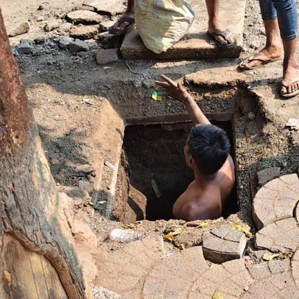 गंदे पानी से भरे गड्ढे में बिना सेफ्टी उतारा कर्मचारी:  बीएसएफ के सामने पानी–ड्रेनेज लीकेज लाइन सुधार में लापरवाही – Indore News