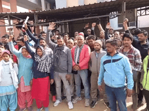 मेडिकल कॉलेज के सफाई कर्मचारियों की हड़ताल:  कहा चार महीने से नहीं मिला वेतन, अब कर्जदार काट रहे चक्कर, डिप्टी सीएम से मिलने का समय मांगा – Meerut News
