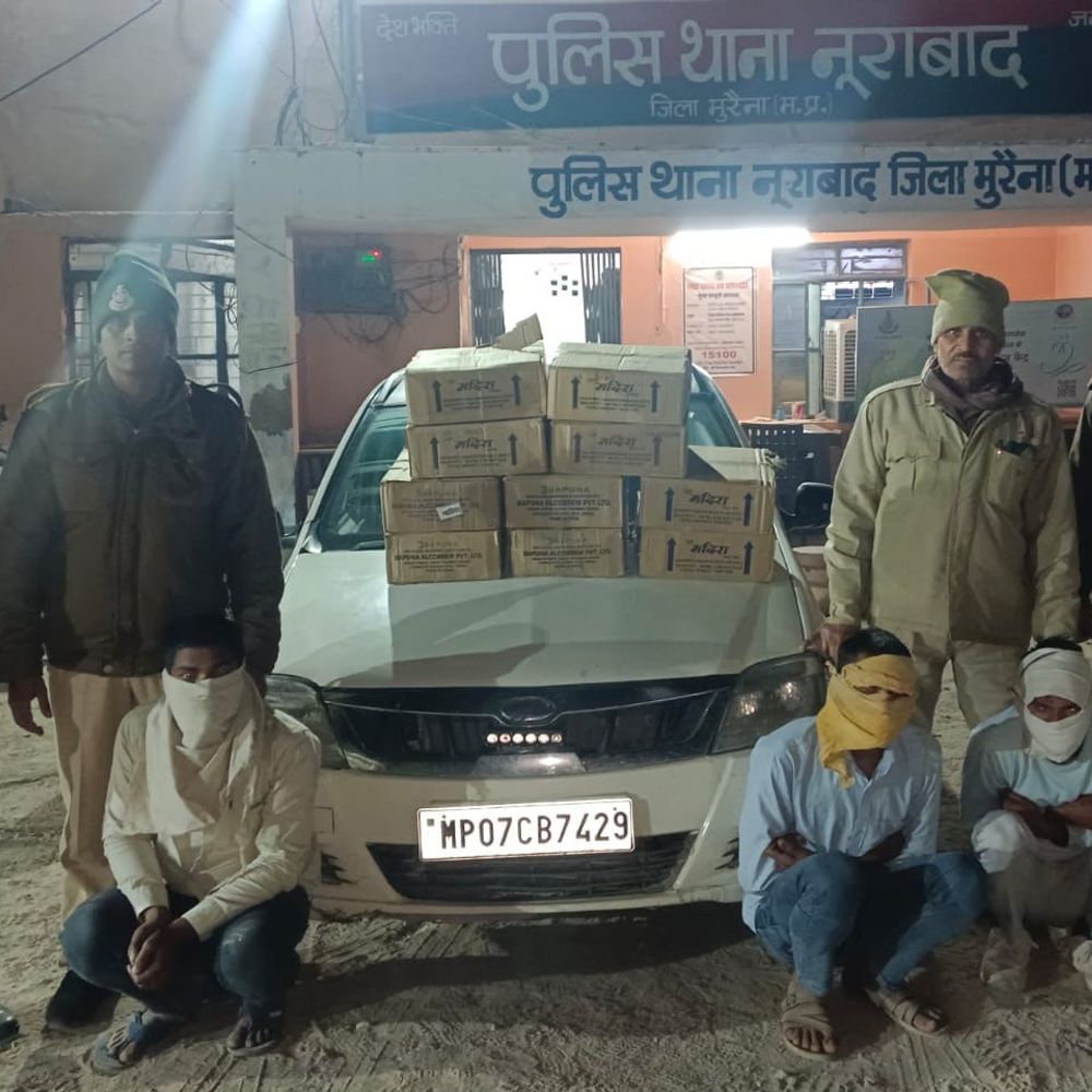 कार में 45 हजार की 10 पेटी शराब, 3 गिरफ्तार:मुरैना में नेशनल हाईवे पर सांक नदी के पास कार्रवाई