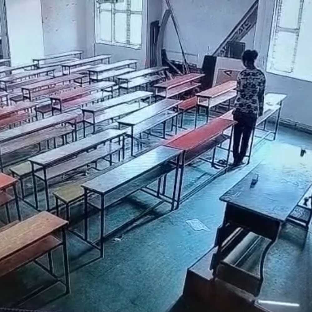 गुजरात के कॉलेज में छात्रा ने क्लास में सुसाइड किया:बेंच पर चढ़कर पंखे से स्कार्फ बांधा, फिर फोन चेक कर फांसी लगाई