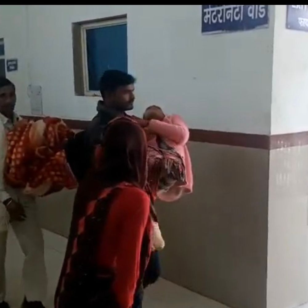 दतिया में नसबंदी ऑपरेशन के बाद अव्यवस्था:  महिलाओं को स्ट्रेचर-बिस्तर नहीं मिले, परिजन गोद में उठाकर ले गए – datia News
