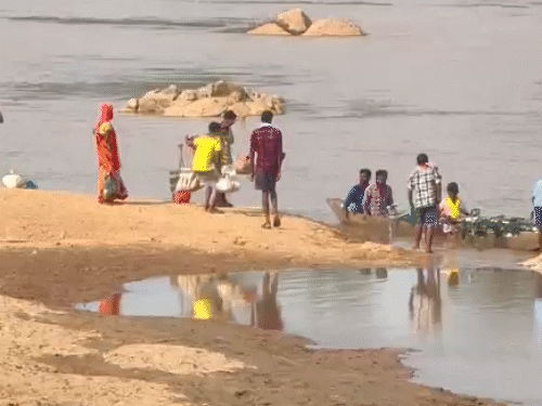 बीजापुर इंद्रावती नदी में डोंगी पलटी, 4 लोग बहे:पति-पत्नी 2 बच्चे शामिल, बाजार से लौटते वक्त हादसा; अब तक रेस्क्यू शुरू नहीं