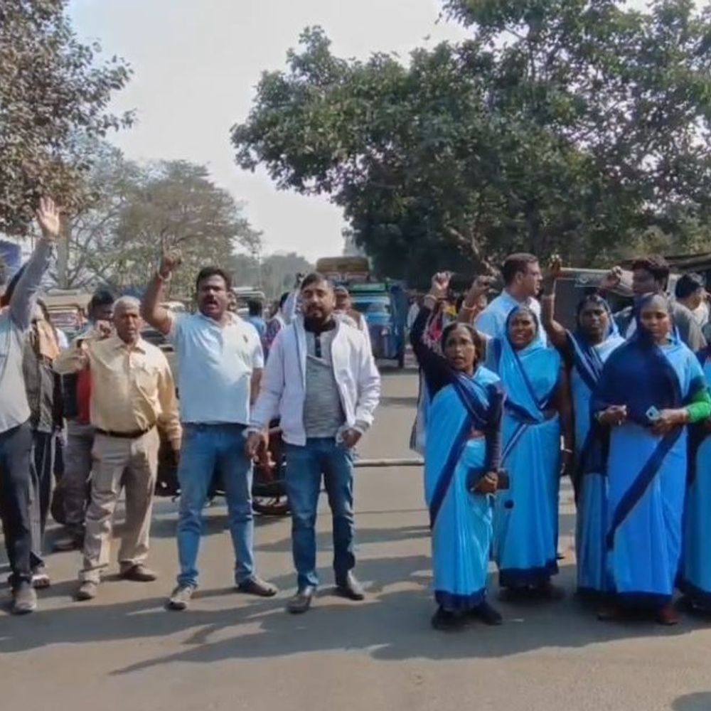 झरिया में बीसीसीएल एरिया-10 में रास्ता विवाद पर हंगामा:  अधिकारियों-कर्मचारियों पर लाठी-डंडों से हमला, आक्रोशितों ने किया सड़क जाम – Dhanbad News