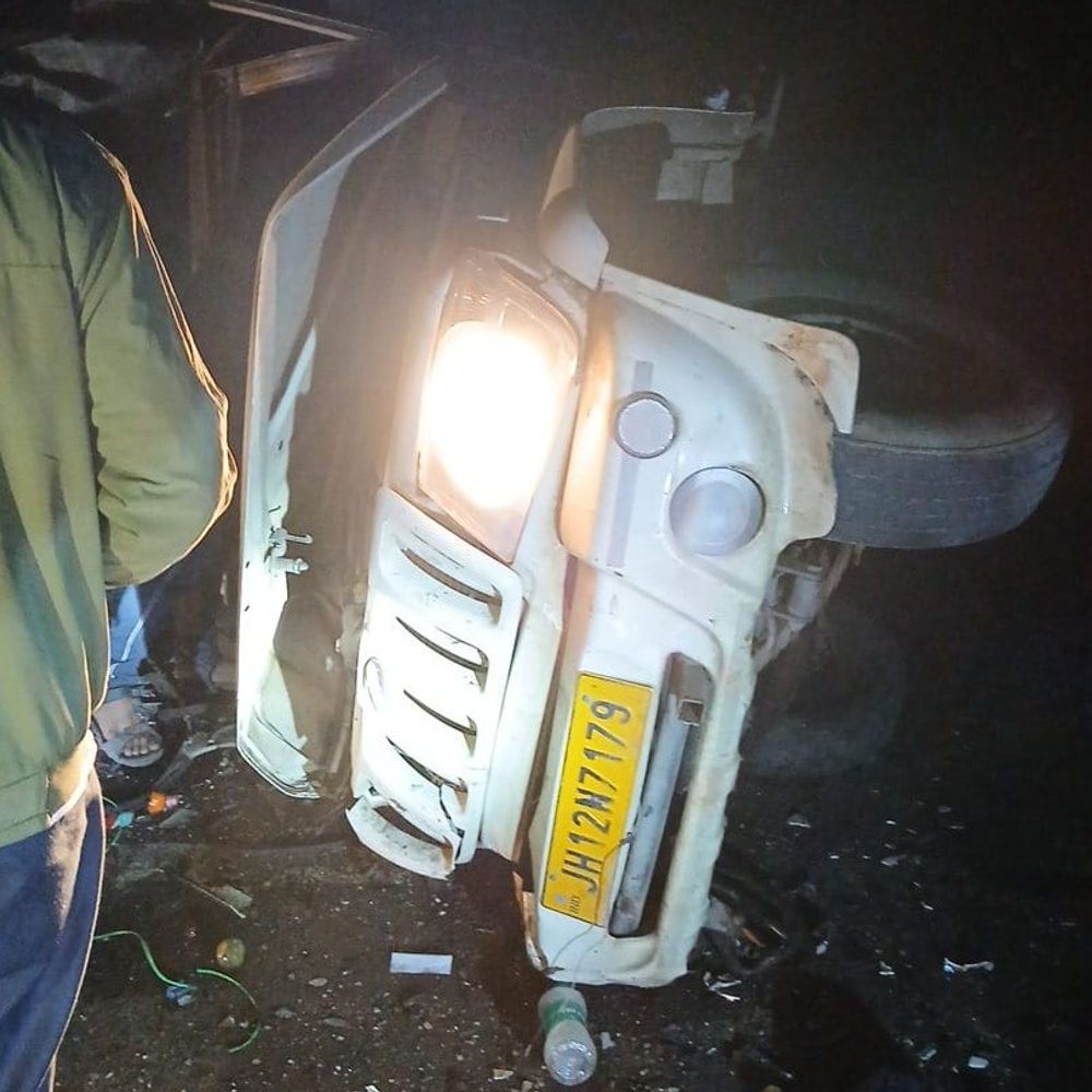 कोडरमा-गिरिडीह रोड पर सड़क हादसा:  आमने-सामने भिड़े तेज रफ्तार दो पिकअप, टमाटर और मुर्गियों से भरा था वाहन, दो गंभीर – koderma News