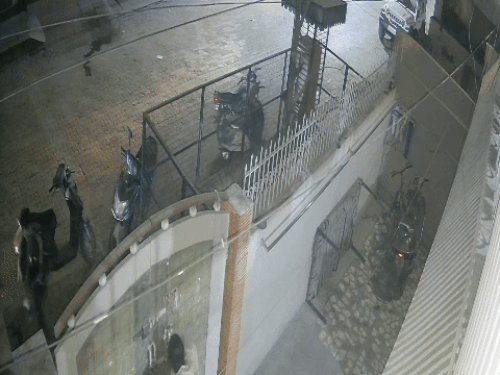 हिसार में परिवार पर गंडासियों से हमला, VIDEO:  फाइनेंसर पर गुंडे भेजने का आरोप; ईंट मारकर गाड़ी के शीशे तोड़े, 2 आरोपी पकड़े – Hisar News