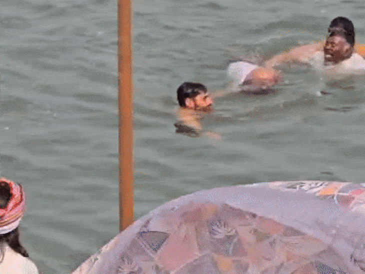 नर्मदा नदी में डूबते बुजुर्ग के रेस्क्यू का वीडियो:  छिंदवाड़ा से आए श्रद्धालु का नहाते समय फिसला पैर; सैनिक-वालंटियर ने बचाया – narmadapuram (hoshangabad) News