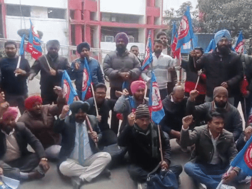 लुधियाना के सरकारी स्कूल के प्रिंसिपल पर गंभीर आरोप:  टीचर यूनियन ने डीसी ऑफिस पहुंचकर किया प्रदर्शन डीईओ बोले चल रही है जाँच – Ludhiana News