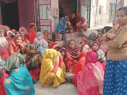महिला पर बंदरों ने मारा झपट्‌टा, तीसरी मंजिल से गिरी:  आगरा के अुर्जन नगर में हुआ हादसा, महिला की जान गई – Agra News