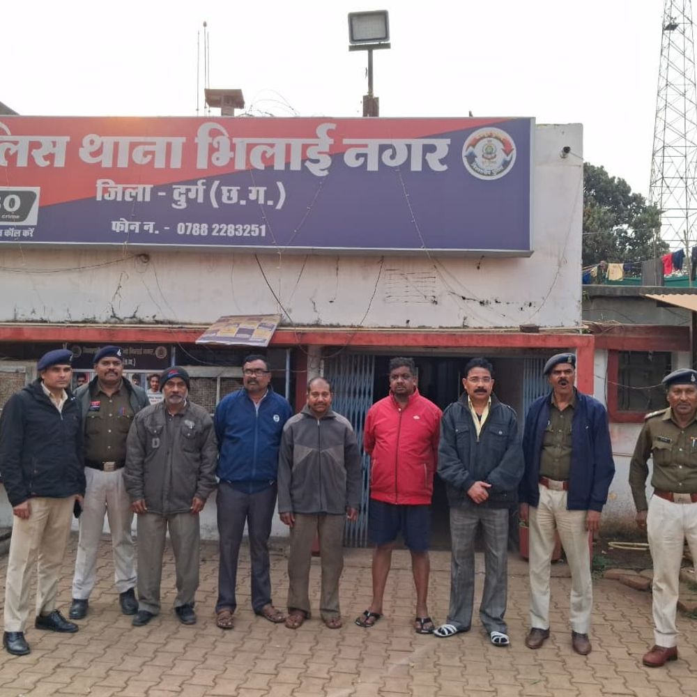 व्हाट्सऐप ग्रुप बनाकर जुआ-सट्टा खिलाने वाले 7 गिरफ्तार:बाजार में चल रहा था खुलेआम सट्टा, 23 हजार नकद और 7 मोबाइल जब्त