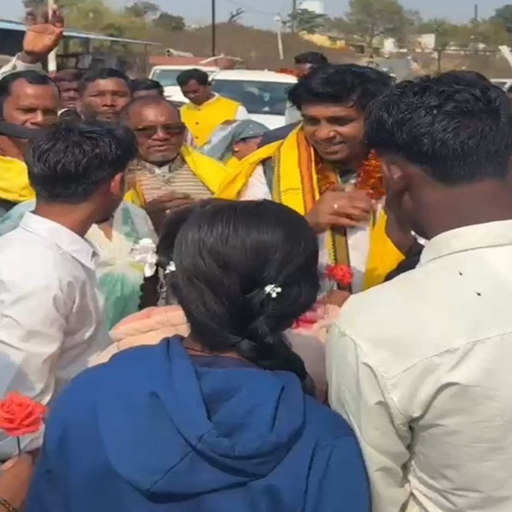 कांग्रेस नेताओं के स्वागत में स्कूली बच्चे, हेडमास्टर सस्पेंड:  सूरजपुर में छात्रों ने लगाए थे हसदेव बचाओ के नारे,प्रिंसिपल-लेक्चरर पर भी कार्रवाई की अनुशंसा – Surajpur News
