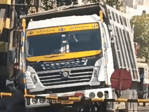 जालंधर के टांडा फाटक पर ओवरलोड ट्रक बेकाबू:  नो-एंट्री में घुसा ट्रक,बड़ा हादसा टला, व्यापारियों ने प्रशासन के खिलाफ जताया रोष – Jalandhar News