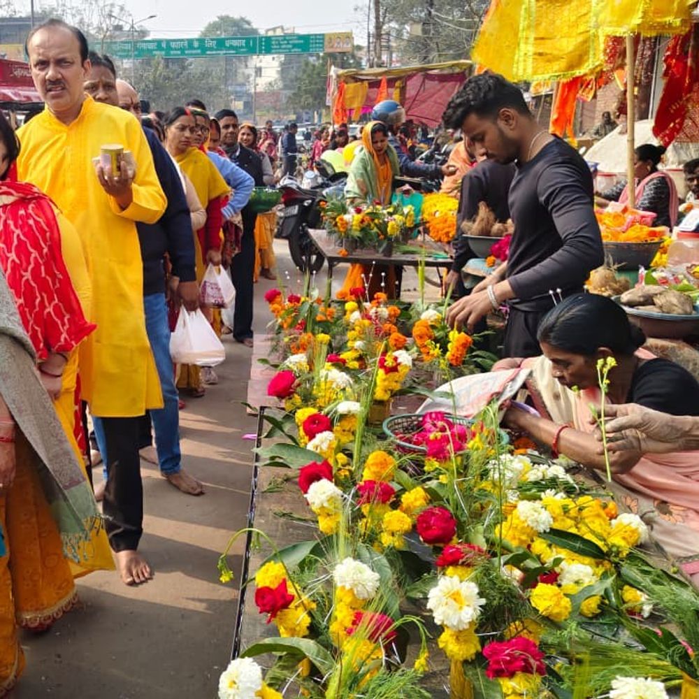 उन्नाव में बसंत पंचमी पर मंदिरों में उमड़ी भीड़:  श्रद्धालुओं ने पीले वस्त्रों में की मां सरस्वती की आराधना – Unnao News