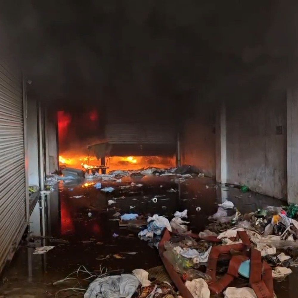 जशपुर में किराना थोक दुकान में भीषण आग:लाखों का सामान जला, शॉर्ट सर्किट से हादसे की आशंका