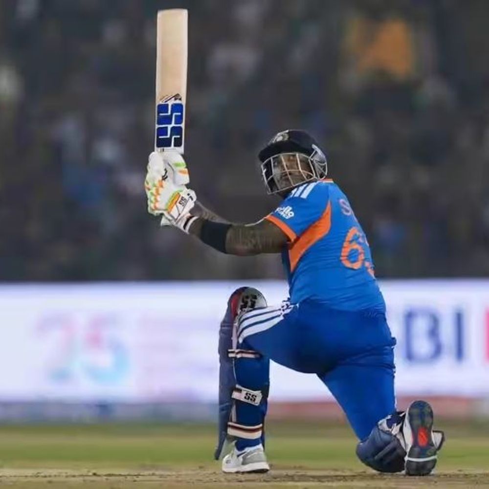 दूसरा टी-20; सूर्यकुमार की 23 मैचों के बाद फिफ्टी:ईशान किशन 32 बॉल पर 76 रन बनाकर आउट; भारत का स्कोर 200 पार